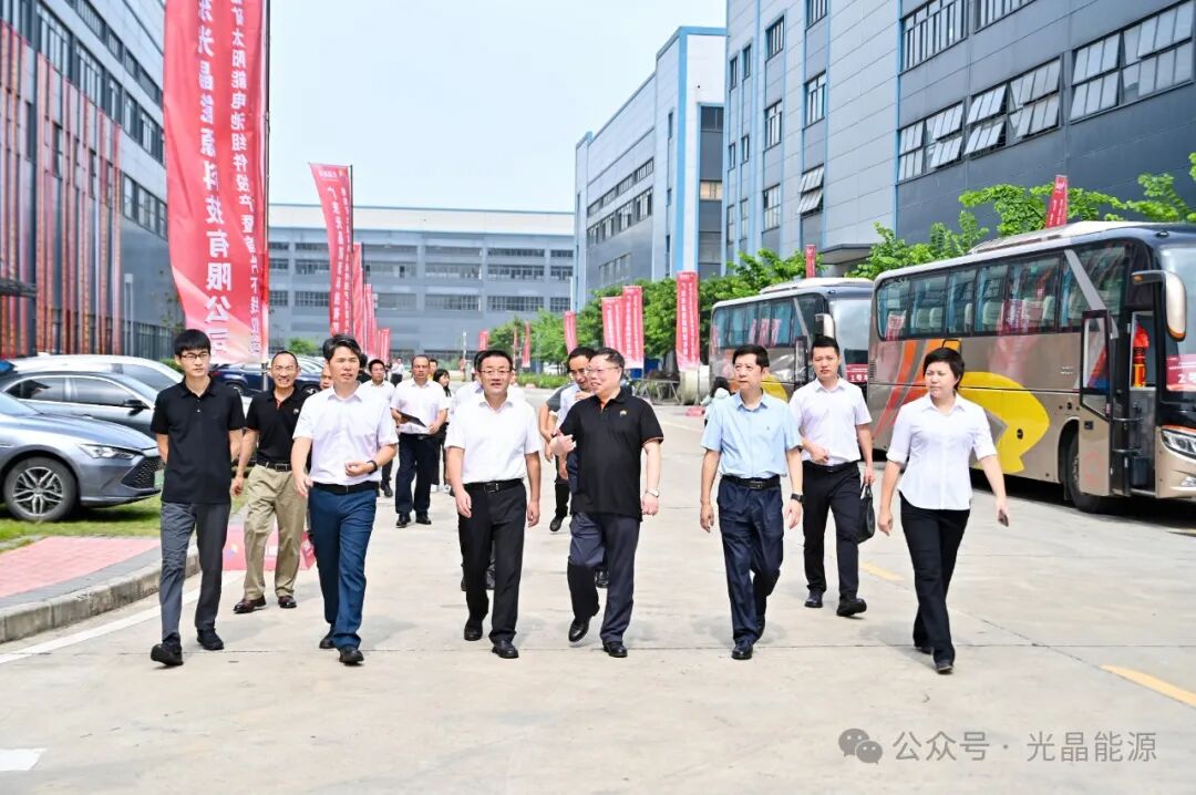 光晶能源100MW钙钛矿中试线投产暨首片下线仪式隆重举行